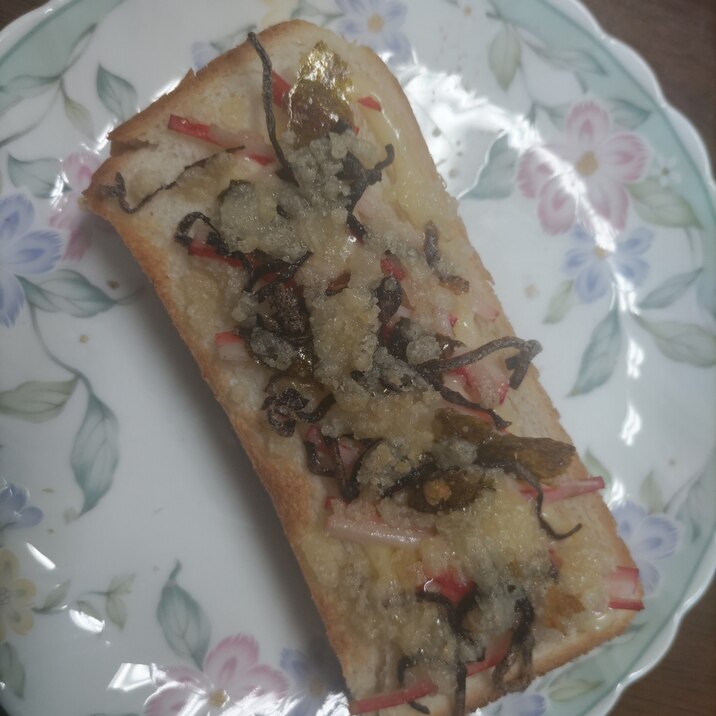 カニカマと塩こんぶと海苔のチーズトースト